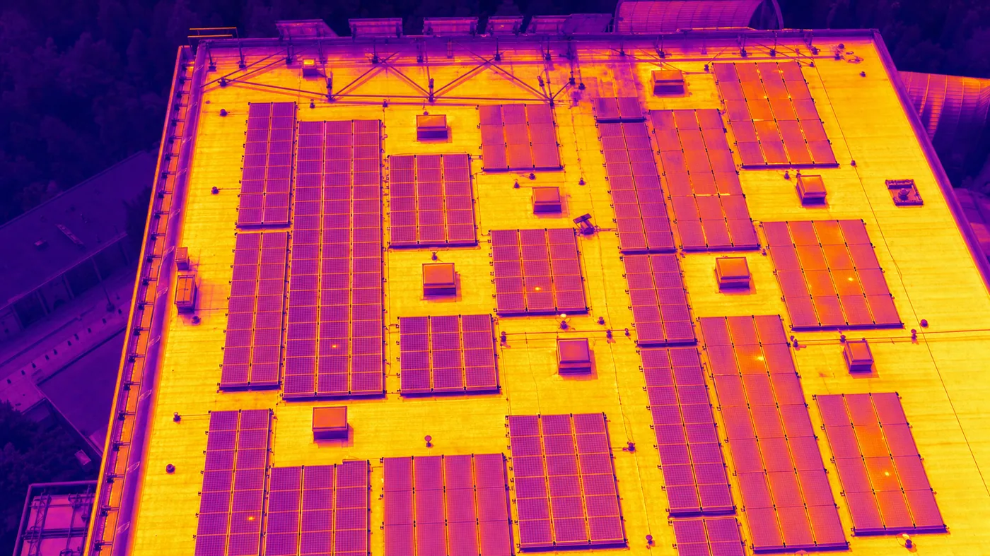 Thermografische Luftaufnahme einer Photovoltaikanlage auf einer Industriehalle